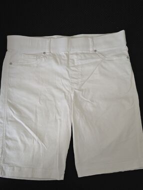 Gloria Vanderbilt White Bermuda Short with Classic Five-Pocket Style